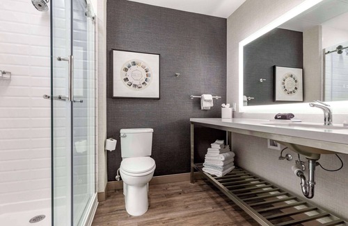 Old West Broad Neighborhood Hotel | Cambria Hotel Savannah Downtown Historic District