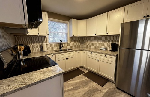 Winston - Salem House | Camel City Oasis * * Sleeps 8 * * Near Old Salem