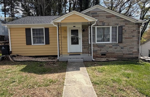 Winston - Salem House | Camel City Oasis * * Sleeps 8 * * Near Old Salem
