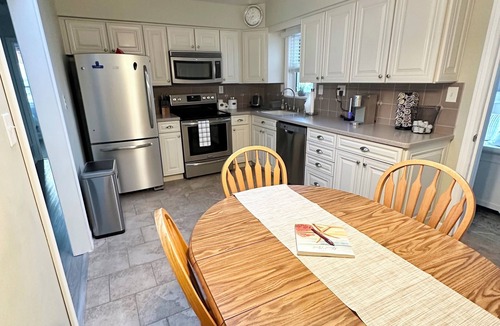 Town Bank House | Cape Mindy HOT TUB Sleeps 8, Dog & EV Friendly, Outdoor Shower