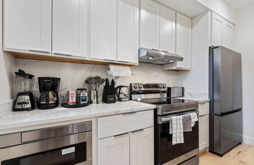 Southeast Apartment | Capitol Hill 3 Charming Townhouse in Downtown DC with Modern Kitchen with Rooftop views
