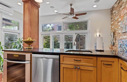 Stanton Park House | Capitol Hill Homestay/Historic & Solar-Powered