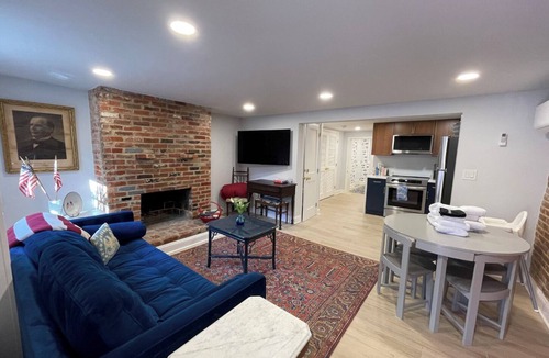 Navy Yard House | Capitol Hill Rowhouse with parking! Sleeps 8. Two washer/dryers, 2 kitchens!