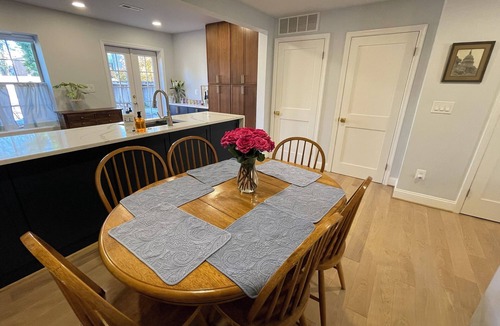 Navy Yard House | Capitol Hill Rowhouse with parking! Sleeps 8. Two washer/dryers, 2 kitchens!
