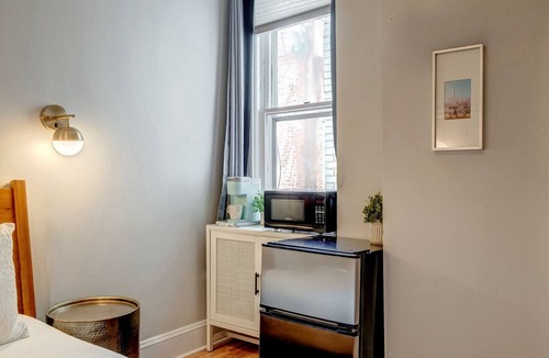 Capitol Hill Apartment | Capitol Hill Studio on Lincoln Park, Free PARKING