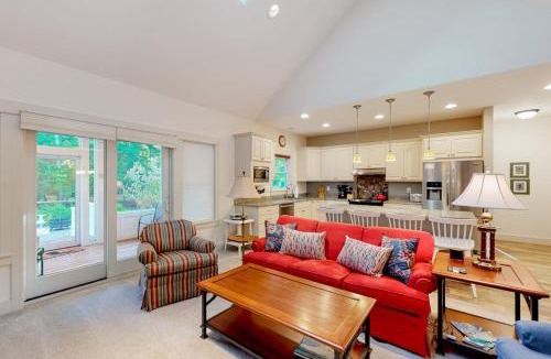 Glen Arbor House | Cardinal Corner