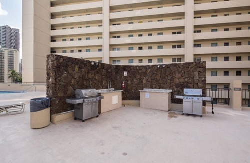 McCully - Moiliili Condo | Carefree Hawaiian Monarch Studio | Pool + Gym