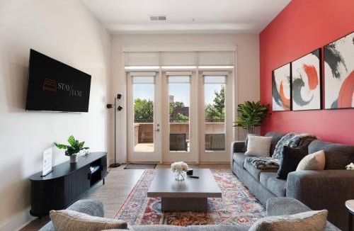 Second Ward Apartment | Carolina Luxury - Free Parking, Pool, Gym