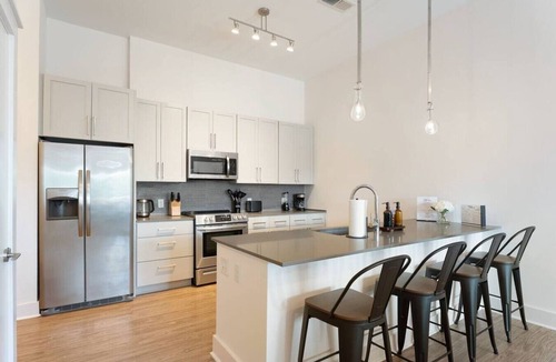 Second Ward Apartment | Carolina Luxury | Free Parking, Pool, Gym