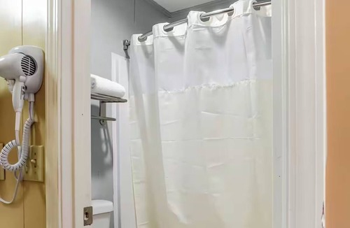 Ridgeland Hotel | Carpeted Room w/Flat-Screen TV + Microwave for Relaxing Stay