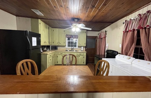 Hartsfield Cabin | Carriage House - Cabin Ensuite