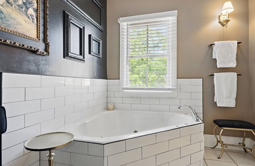 Downtown Historic District Bed & Breakfast | Carriage Way Centennial