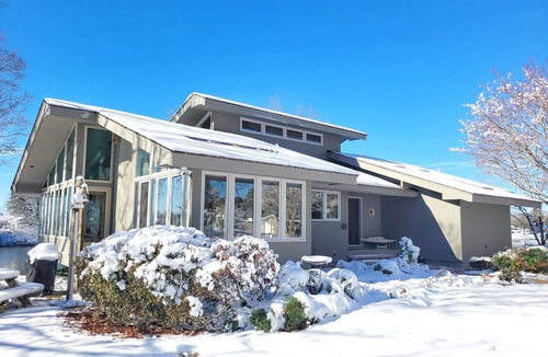 Irvington House | Carter’s Creek Waterfront, Beach, Kayaks, Deepwater Dock, Walk to Town, Unwind