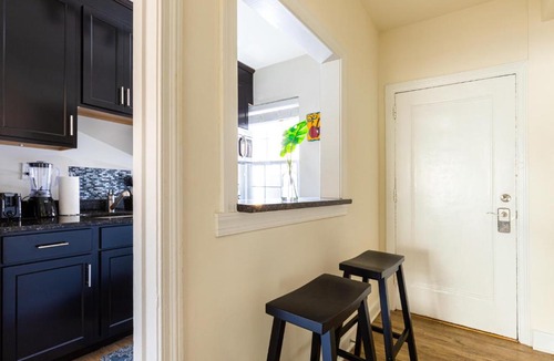Museum District Apartment | Carytown stay with *Pool and Gym*