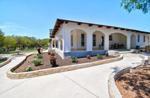 Ingram House | Casa Blanca in Texas Hill Country