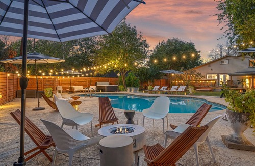 North Austin Civic Association House | Casa Pájaro | Hot Tub | Karaoke | Sleeps 16+