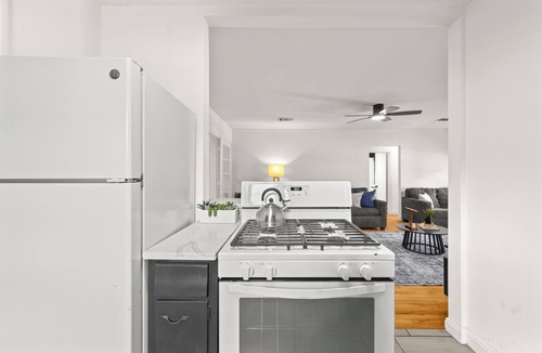 Cherrywood House | Casa Sol on Manor Near UT Walkable East Austin Hot Spots Sleeps 8