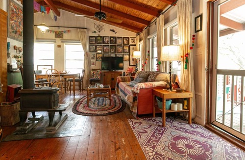 Granite Shoals House | Casita de Tortuga - Sleeps 6, Lakefront, Hot Tub