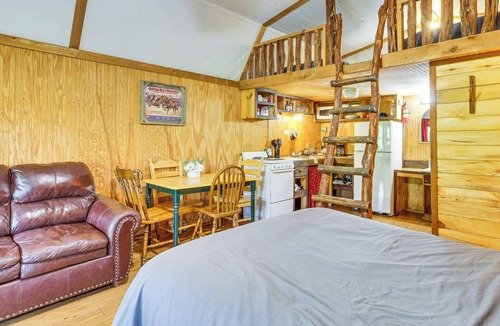 Davis Apartment | 'Cedar Falls Cabin 3' Next to Turner Falls Park