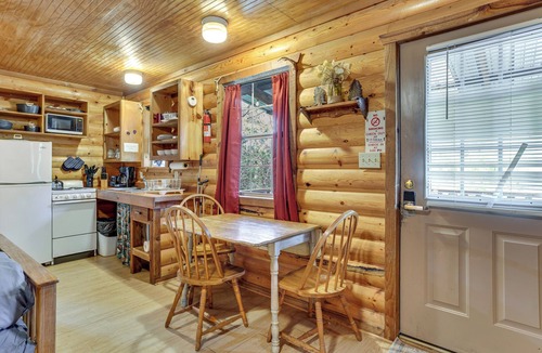 Davis Cabin | Cedar Falls Cabin: Nestled by Honey Creek