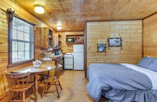 Davis Apartment | ‘Cedar Falls Cabins #6’: Hillside w/Views!