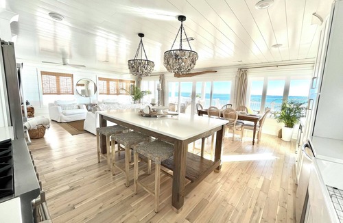 Newport House | Cedar & Salt Cottage -Waterfront, Dock Views, Sleeps 6 -Mins to Beach Newport 🤎