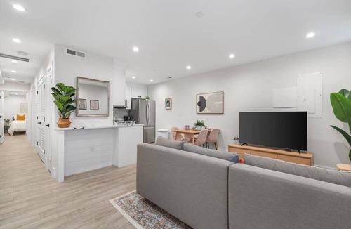Park View Apartment | Central 2-BR City Sanctuary - Commuter-Friendly