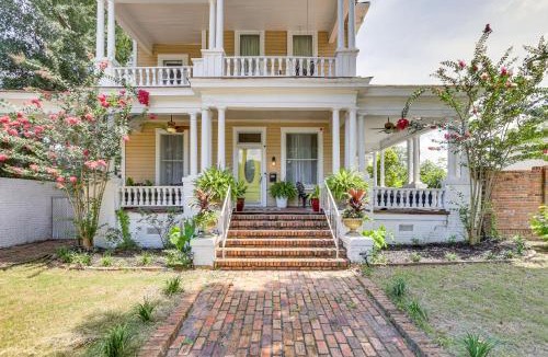 Albany House | Central Albany Home with Covered Porch & Patio!
