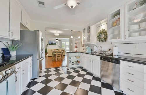 College Station House | Central Bluebird Cottage, Hot Tub, Sleeps 7, Patio