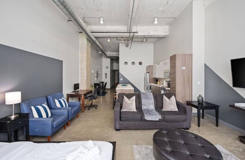 Downtown Dallas Apartment | Central Dallas Pool Stay with Walk to Convention Center