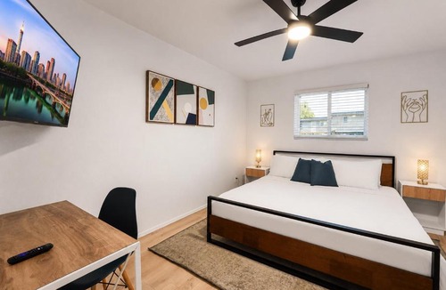 Hancock Apartment | Central Hyde Park 2BR king suites close to UT, Moody Center, DT