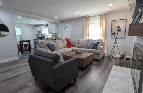 Taylors House | Centrally Located! 15 minutes from downtown Greenville, Greer and GSP airport.