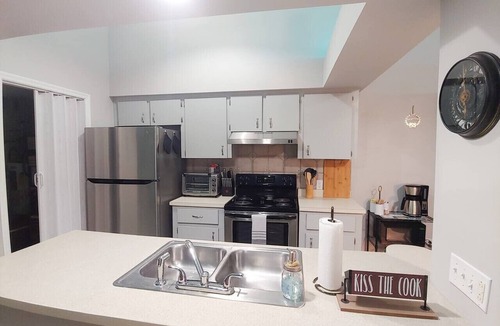 Gainesville Condo | Centrally located 2 bedroom condo for 6 people