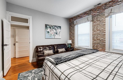 Museum District Apartment | Centrally located in Carytown fully fenced