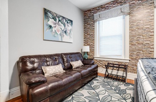 Museum District Apartment | Centrally located in Carytown fully fenced