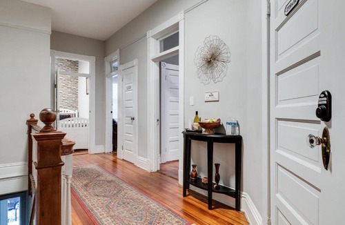 Museum District Apartment | Centrally located in Carytown fully fenced