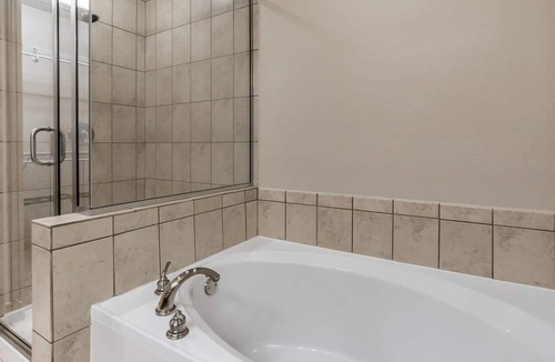 Greenway Plaza-Upper Kirby Apartment | Centrally Located Suite + Pool + Gym