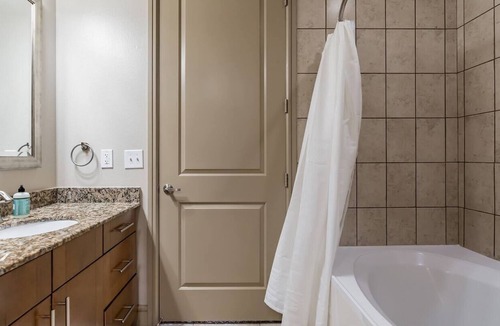 Greenway Plaza-Upper Kirby Apartment | Centrally Located Suite + Pool + Gym
