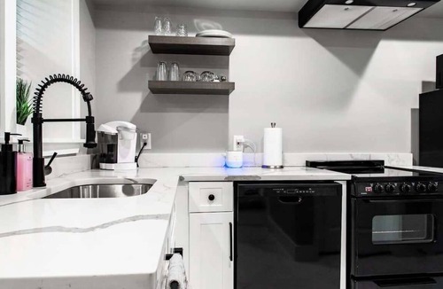 Truxton Circle Apartment | Centrally-Located Well-Decorated Solar-Powered!