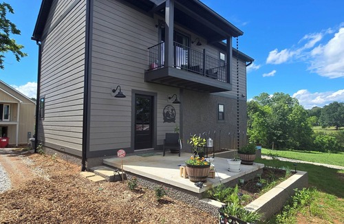 Seneca House | Charming 1-bedroom farmhouse in marvelous Seneca with WiFi, AC