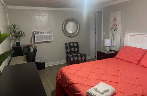 Jacksonville Hotel | Charming 1 Bedroom/1 bath hotel room