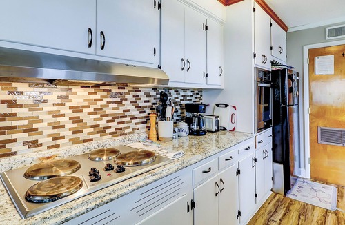 Burnside Island House | Charming 1960s home with recent upgrades, board games, & AC - on the creek