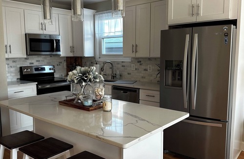 Issue Cottage | Charming 2-bedroom cottage w/Private yard 3 block From the Beach!
