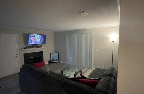 Greensboro Apartment | Charming 2-bedroom apartment with WiFi, AC in pleasant Greensboro