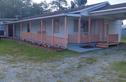 Cochran Apartment | Charming 2-bedroom apartment with WiFi, AC in peaceful Cochran