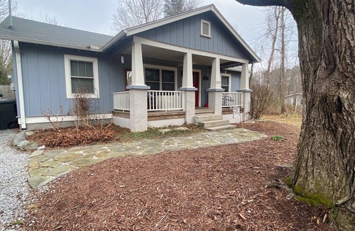 Flat Rock Cottage | Charming 2-bedroom cottage with AC, WiFi in superb Flat Rock