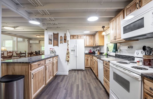 Madison Cottage | Charming 2-bedroom cottage in lovely Madison with WiFi, AC