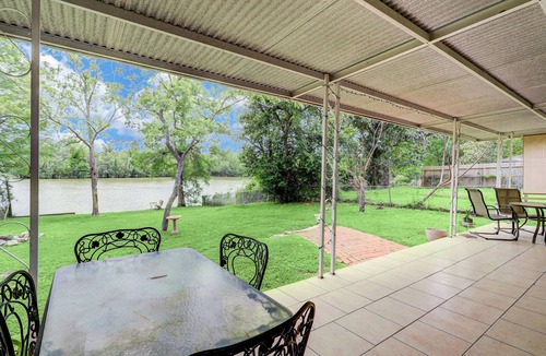 Lake Houston Cottage | Charming 2-bedroom cottage with Water View in Humble - Pet Friendly!