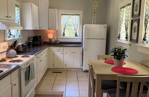 Americus House | Charming 2-bedroom farmhouse in enchanting Americus with AC