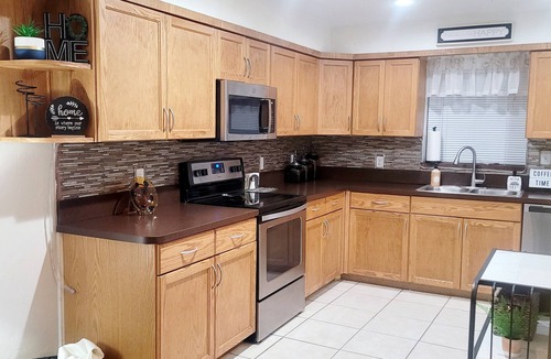 Gainesville House | Charming 2-bedroom, 2.5 bath townhome in Gainesville - WiFi, AC, parking & more!